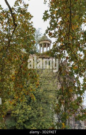 Der Park Buttes-Chaumont im Herbst, Paris, Frankreich Stockfoto