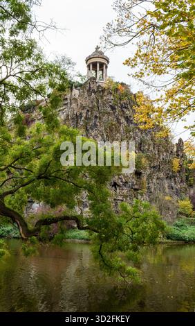 Der Park Buttes-Chaumont im Herbst, Paris, Frankreich Stockfoto