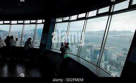 BUSAN, SÜDKOREA - 10. OKTOBER 2025 - Menschen, die das Stadtbild und den Hafen vom Yongdusan Park Busan Tower aus betrachten und festhalten Stockfoto