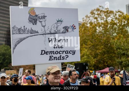 Atlanta, GA / USA - 18. Oktober 2025: Ein Mann zeigt ein großes pro-demokratisches Zeichen bei der No Kings 2-Kundgebung am 18. Oktober 2025 in Atlanta, GA. Stockfoto
