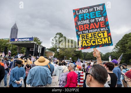 Atlanta, GA / USA - 18. Oktober 2025: Ein Mann hält ein Antifaschismus-Zeichen bei der No Kings 2 Rallye am 18. Oktober 2025 in Atlanta, GA. Stockfoto