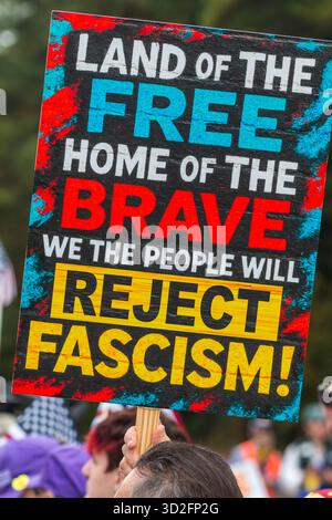 Atlanta, GA / USA - 18. Oktober 2025: Man hält ein Antifaschismus-Zeichen bei der No Kings 2 Rallye am 18. Oktober 2025 in Atlanta, GA. Stockfoto