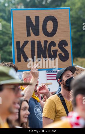 Atlanta, GA/USA - 18. Oktober 2025: Man hält ein Schild mit der Aufschrift „No Kings“ auf der No Kings 2 Rallye am 18. Oktober 2025 in Atlanta, GA. Stockfoto