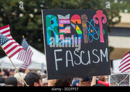 Atlanta, GA / USA - 18. Oktober 2025: Eine Person hält am 18. Oktober 2025 in Atlanta, GA ein Schild mit der Aufschrift „Resist Facism“ hoch. Stockfoto