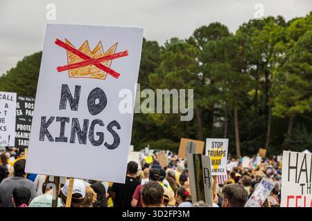 Atlanta, GA/USA - 18. Oktober 2025: Ein großes Schild mit der Aufschrift „No Kings“ sticht in der großen Menge hervor, die sich am 18. Oktober 2025 zur No Kings 2 Rallye versammelte. Stockfoto