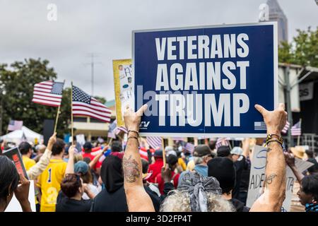 Atlanta, GA/USA - 18. Oktober 2025: Ein Mann hält ein Schild mit der Aufschrift „Veterans Against Trump“ bei der No Kings 2-Kundgebung am 18. Oktober 2025 in Atlanta, GA. Stockfoto