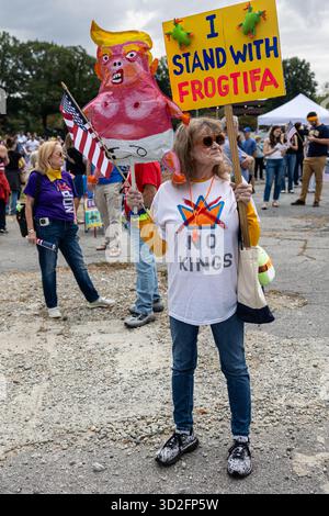 Atlanta, GA/USA - 18. Oktober 2025: Eine ältere Frau zeigt auf der No Kings 2 Rallye am 18. Oktober 2025 in Atlanta, GA, ein humorvolles „Frogtifa“-Zeichen. Stockfoto