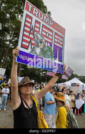 Atlanta, GA / USA - 18. Oktober 2025: Eine Frau hält ein Anti-Trump-Zeichen bei der No Kings 2 Rallye am 18. Oktober 2025 in Atlanta, GA. Stockfoto