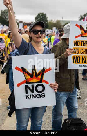 Atlanta, GA/USA - 18. Oktober 2025: Eine Frau hält ein Schild mit der Aufschrift „No Kings“ bei der No Kings 2 Rallye am 18. Oktober 2025 in Atlanta, GA. Stockfoto