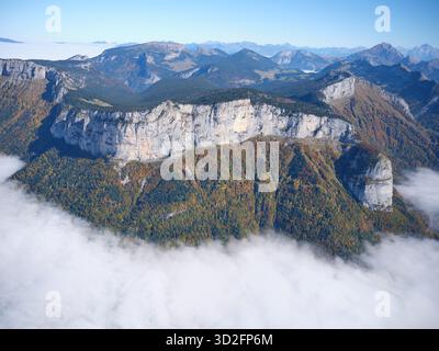 LUFTAUFNAHME. Das Bornes-Massiv mit Blick nach Norden, die Landzunge von Tête à Turpin auf der rechten Seite. Tief liegender Nebel, der das Fier Valley versteckt. La Balme-de-Thuy, Frankreich. Stockfoto