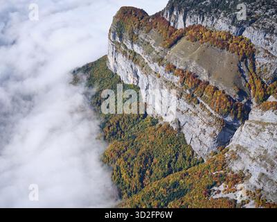 LUFTAUFNAHME. tête è Turpin; eine felsige Landzunge mit Blick auf das Fier-Tal in La Balme-de-Thuy, versteckt hier im tiefliegenden Morgennebel. Frankreich. Stockfoto