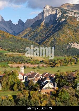LUFTAUFNAHME. Malerisches Dorf LUs-la-Croix-Haute im Herbst. In der Ferne das Jarjatte-Tal im Dévoluy-Massiv. Drôme, Frankreich. Stockfoto
