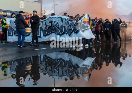 Hampden Park, Glasgow, Großbritannien. November 2025. Das Halbfinale des schottischen Premier Sports Cup, Motherwell gegen St Mirren; Motherwell-Fans ziehen mit einem Banner ins Stadion. Credit: Action Plus Sports/Alamy Live News Stockfoto