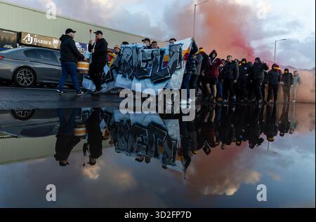 Hampden Park, Glasgow, Großbritannien. November 2025. Halbfinale des schottischen Premier Sports Cup, Motherwell gegen St Mirren; Motherwell Fans gehen ins Stadion Credit: Action Plus Sports/Alamy Live News Stockfoto