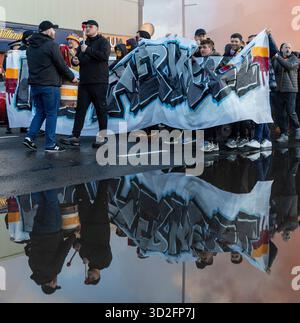 Hampden Park, Glasgow, Großbritannien. November 2025. Halbfinale des schottischen Premier Sports Cup, Motherwell gegen St Mirren; Motherwell Fans Credit: Action Plus Sports/Alamy Live News Stockfoto