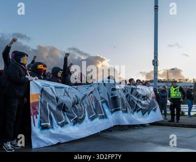 Hampden Park, Glasgow, Großbritannien. November 2025. Halbfinale des schottischen Premier Sports Cup, Motherwell gegen St Mirren; Motherwell Fans vor dem Spiel Credit: Action Plus Sports/Alamy Live News Stockfoto