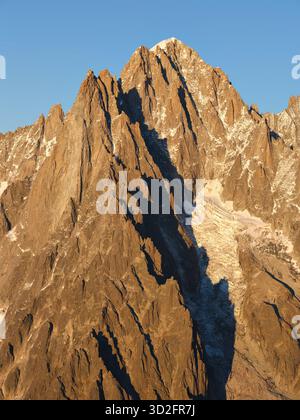 LUFTAUFNAHME. Aiguille Verte (4122 m) und les Drus (3754 m) mit Blick auf den Glacier de la Charpoua im warmen Licht des späten Nachmittags. Chamonix, Frankreich. Stockfoto