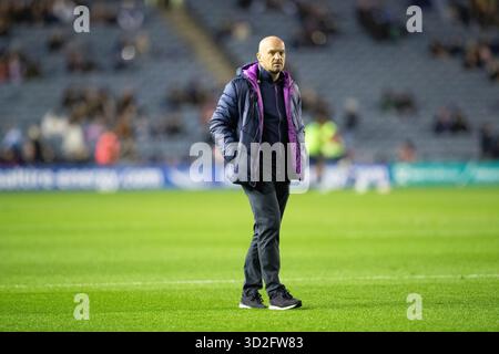 Edinburgh, Vereinigtes Königreich, 1. November 2025 - Schottland-Cheftrainer Gregor Townsend befragt sein Team vor dem Spiel der USA im Murrayfield Stadium, Edinburgh - Credit: Thomas Gorman/Alamy Live News Stockfoto