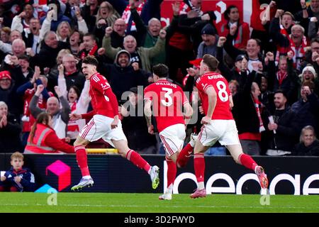 Nicolo Savona von Nottingham Forest feiert das zweite Tor ihrer Mannschaft während des Premier League-Spiels auf dem City Ground, Nottingham. Bilddatum: Samstag, 1. November 2025. Stockfoto