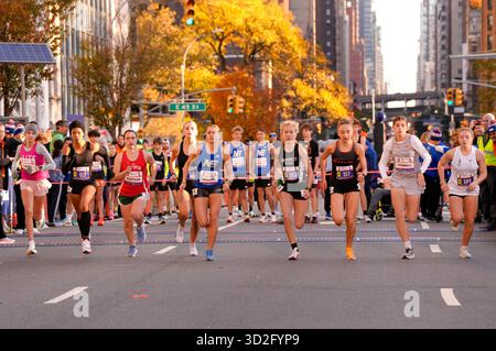 New York, Usa. November 2025. Die NY Road Runners starten zum TCS New York City Marathon Weekend mit dem Abbott Dash to the Finish Line 5K Run, der am Samstag, 1. November 2025 in New York City stattfand, entlang der East 42nd Street zum Central Park. Quelle: Jennifer Graylock/Alamy Live News Stockfoto
