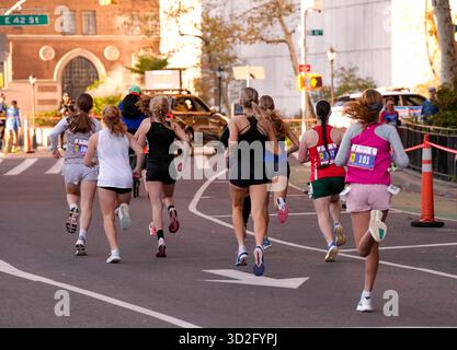 New York, Usa. November 2025. Die NY Road Runners starten zum TCS New York City Marathon Weekend mit dem Abbott Dash to the Finish Line 5K Run, der am Samstag, 1. November 2025 in New York City stattfand, entlang der East 42nd Street zum Central Park. Quelle: Jennifer Graylock/Alamy Live News Stockfoto