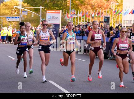 New York, Usa. November 2025. Die NY Road Runners starten zum TCS New York City Marathon Weekend mit dem Abbott Dash to the Finish Line 5K Run, der am Samstag, 1. November 2025 in New York City stattfand, entlang der East 42nd Street zum Central Park. Quelle: Jennifer Graylock/Alamy Live News Stockfoto