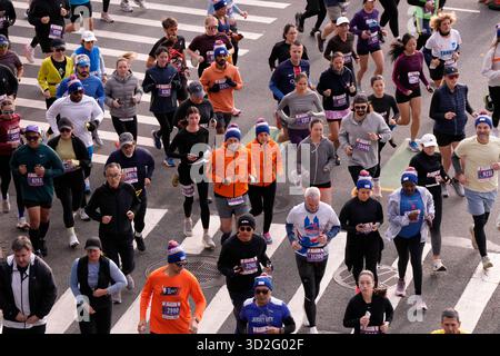 New York, Usa. November 2025. Die NY Road Runners starten zum TCS New York City Marathon Weekend mit dem Abbott Dash to the Finish Line 5K Run, der am Samstag, 1. November 2025 in New York City stattfand, entlang der East 42nd Street zum Central Park. Quelle: Jennifer Graylock/Alamy Live News Stockfoto