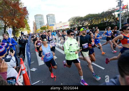 New York, Usa. November 2025. Die NY Road Runners starten zum TCS New York City Marathon Weekend mit dem Abbott Dash to the Finish Line 5K Run, der am Samstag, 1. November 2025 in New York City stattfand, entlang der East 42nd Street zum Central Park. Quelle: Jennifer Graylock/Alamy Live News Stockfoto