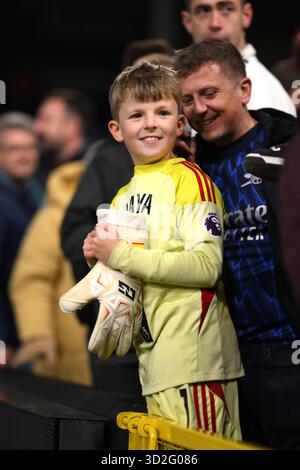 Ein junger Arsenal-Fan reagiert, nachdem Arsenal-Torhüter David Raya (nicht abgebildet) ihm nach dem letzten Pfeifen im Premier League-Spiel in Turf Moor, Burnley, seine Torwarthandschuhe gegeben hat. Bilddatum: Samstag, 1. November 2025. Stockfoto