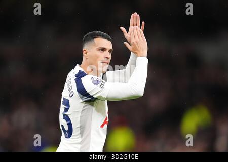 Tottenham Hotspur's Pedro Porro vor dem Spiel der Premier League im Tottenham Hotspur Stadium in London. Bilddatum: Samstag, 1. November 2025. Stockfoto