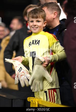 Ein junger Arsenal-Fan reagiert, nachdem Arsenal-Torhüter David Raya (nicht abgebildet) ihm nach dem letzten Pfeifen im Premier League-Spiel in Turf Moor, Burnley, seine Torwarthandschuhe gegeben hat. Bilddatum: Samstag, 1. November 2025. Stockfoto