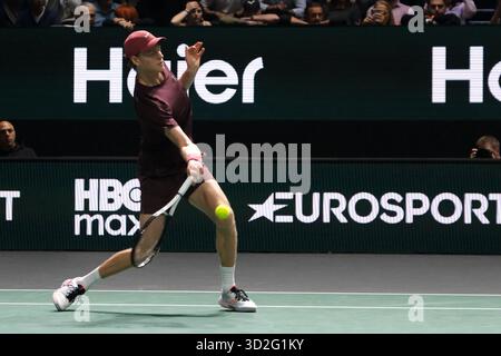 Nanterre, Hauts De Seine, Frankreich. November 2025. JANNIK SINNER (ITA) gibt im Halbfinale des Rolex Paris Masters 1000 Turniers im La Defense Arena Stadium in Nanterre den Ball an ALEXANDER ZVEREV zurück. Sinner gewann 6:0 6:1 (Bild: © Pierre Stevenin/ZUMA Press Wire) NUR REDAKTIONELLE VERWENDUNG! Nicht für kommerzielle ZWECKE! Stockfoto