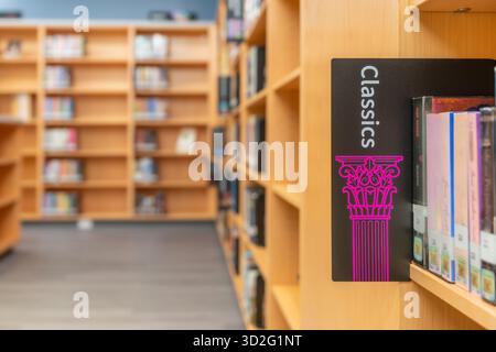 Foto eines Classics-Schildes in einem Bücherregal in einer Bibliothek. Stockfoto