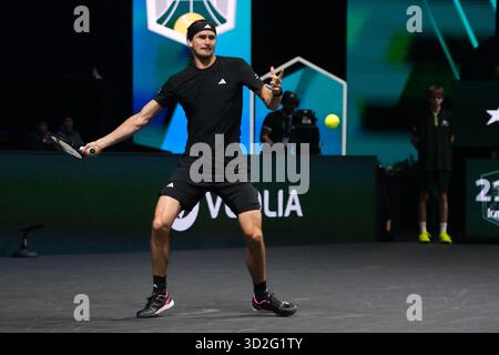Nanterre, Hauts De Seine, Frankreich. November 2025. ALEXANDER ZVEREV (GER) gibt den Ball an JANNIK SINNER (ITA) im Halbfinale des Rolex Paris Masters 1000 Turniers im La Defense Arena Stadium in Nanterre in Frankreich zurück. Sinner gewann 6:0 6:1 (Bild: © Pierre Stevenin/ZUMA Press Wire) NUR REDAKTIONELLE VERWENDUNG! Nicht für kommerzielle ZWECKE! Stockfoto