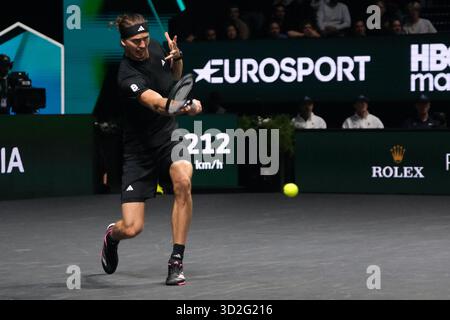 Nanterre, Hauts De Seine, Frankreich. November 2025. ALEXANDER ZVEREV (GER) gibt den Ball an JANNIK SINNER (ITA) im Halbfinale des Rolex Paris Masters 1000 Turniers im La Defense Arena Stadium in Nanterre in Frankreich zurück. Sinner gewann 6:0 6:1 (Bild: © Pierre Stevenin/ZUMA Press Wire) NUR REDAKTIONELLE VERWENDUNG! Nicht für kommerzielle ZWECKE! Stockfoto