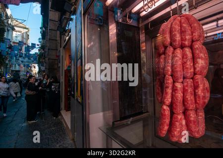 Das Außenfenster einer Metzgerei im historischen Zentrum von Neapel an der Via dei Tribunali mit Würstchen im Vordergrund. Stockfoto