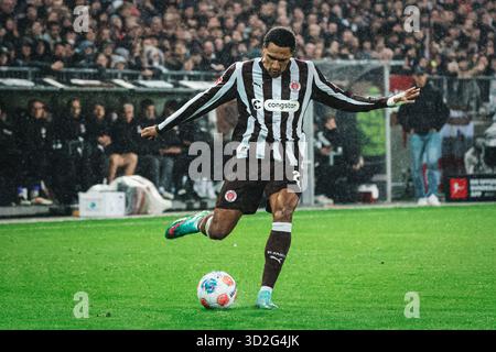 Hamburg, Deutschland. November 2025. Andr?AS Hountondji (FC St. Pauli, 27) Flankt Fussball, 1. Bundesliga 2025/2026, 9. Spieltag: FC St. Pauli - Borussia M?nchengladbach am 01.11.2025 im Millerntor-Stadion, Hamburg DFB/DFL VERBIETEN JEDE VERWENDUNG VON FOTOGRAFIEN ALS BILDSEQUENZEN UND/ODER QUASI-VIDEO. Quelle: dpa/Alamy Live News Stockfoto