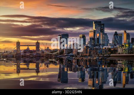 Wunderschöner Blick auf die Skyline von London, England, bei Sonnenuntergang mit Reflexionen in der Themse Stockfoto