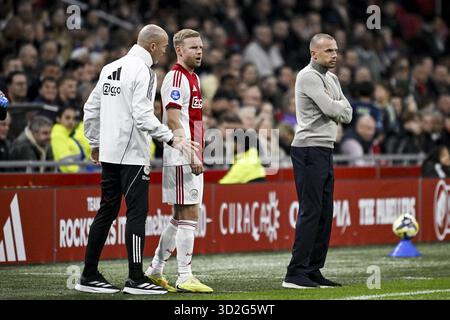 AMSTERDAM – (l-r) Ajax-Assistenztrainer Marcel Keizer, Davy Klaassen von Ajax und Ajax-Trainer Johnny Heitinga während des niederländischen Eredivisie-Spiels zwischen AFC Ajax und SC Heerenveen in der Johan Cruijff Arena am 1. November 2025 in Amsterdam. ANP OLAF KRAAK Stockfoto