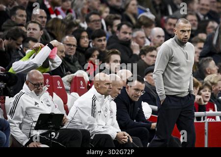 AMSTERDAM – Ajax-Assistenztrainer Fred Grim, Ajax-Assistenztrainer Marcel Keizer und Ajax-Trainer Johnny Heitinga während des niederländischen Eredivisie-Spiels zwischen AFC Ajax und SC Heerenveen in der Johan Cruijff Arena am 1. November 2025 in Amsterdam. ANP OLAF KRAAK Stockfoto