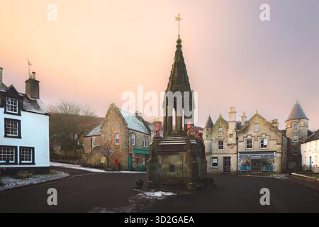 4. Januar 2025: Malerischer Altstadtplatz mit dem Bruce Fountain im historischen Dorf Falkland, Fife, Schottland, Großbritannien während eines Wintersonnenaufgangs. Stockfoto