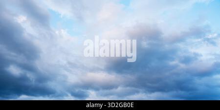 Wolken im Hintergrund, tagsüber fotografiert. Stockfoto