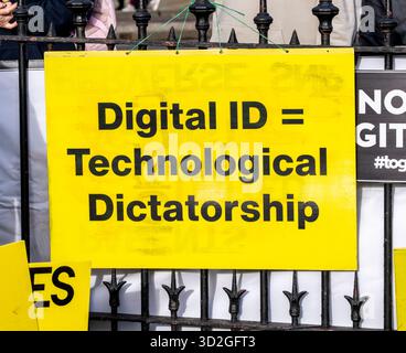 Edinburgh Schottland, Großbritannien. November 2025. Protest gegen die Pläne der britischen Regierung, ein System zur digitalen Identifizierung einzuführen. Die digitale ID ist für alle Personen, die in Großbritannien arbeiten, obligatorisch. Die Regierung behauptet, dass sie „zur Bekämpfung der illegalen Migration beitragen und den Zugang zu staatlichen Diensten erleichtern wird. Die Demonstranten befürchten, dass dies zu einer Erosion der Privatsphäre und der bürgerlichen Freiheiten sowie zu Datensicherheitsrisiken führen wird. Richard Gass/Alamy Live News Stockfoto