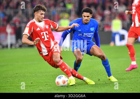 München, Deutschland. November 2025. MÜNCHEN, DEUTSCHLAND - 1. NOVEMBER: Tom Bischof von Bayern München und Jarell Quansah von Bayer 04 Leverkusen während des Bundesliga-Spiels zwischen dem FC Bayern München und Beyer 04 Leverkusen in der Allianz Arena am 1. November 2025 in München.251101 SEPA 24 026 - 20251101 PD9194 Credit: APA-PictureDesk/Alamy Live News Stockfoto