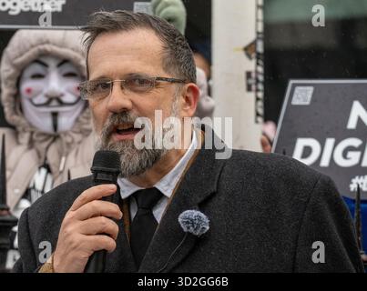 Edinburgh Schottland, Großbritannien. November 2025. Protest gegen die Pläne der britischen Regierung, ein System zur digitalen Identifizierung einzuführen. Die digitale ID ist für alle Personen, die in Großbritannien arbeiten, obligatorisch. Die Regierung behauptet, dass sie „zur Bekämpfung der illegalen Migration beitragen und den Zugang zu staatlichen Diensten erleichtern wird. Die Demonstranten befürchten, dass dies zu einer Erosion der Privatsphäre und der bürgerlichen Freiheiten sowie zu Datensicherheitsrisiken führen wird. Richard Gass/Alamy Live News Stockfoto