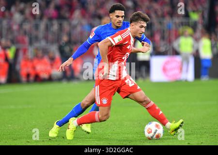 München, Deutschland. November 2025. MÜNCHEN, DEUTSCHLAND - 1. NOVEMBER: Jarell Quansah von Bayer 04 Leverkusen und Tom Bischof von Bayern München während des Bundesliga-Spiels zwischen dem FC Bayern München und Beyer 04 Leverkusen in der Allianz Arena am 1. November 2025 in München.251101 SEPA 24 027 - 20251101 PD9211 Credit: APA-PictureDesk/Alamy Live News Stockfoto