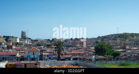 LUANDA, ANGOLA - 23. APRIL 2025: Panorama des Stadtzentrums von Luanda. Angola Stockfoto