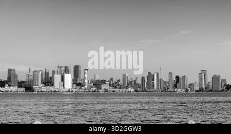 LUANDA, ANGOLA - 29. APRIL 2025: Panorama von Luanda Marginal - modernes Finanz- und Geschäftszentrum Angolas bei Sonnenuntergang Stockfoto