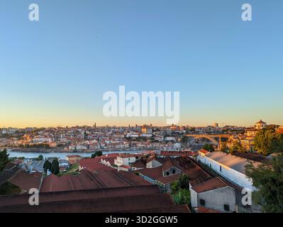 PORTO, PORTUGAL - 2. August 2023: Stadtbild von Porto bei Sonnenuntergang. Blick von Vila Nova de Gaia. Portugal Stockfoto