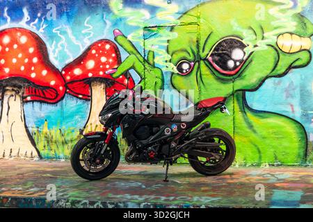 Motorrad im Londoner Graffiti Tunnel, Leake Street Wall Art London, UK, 29. Juli 2023 Stockfoto